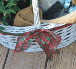 白色编织篮柠檬柠檬南迪纳，手套和铁锹，与格纹丝带系作为一个可爱的礼物