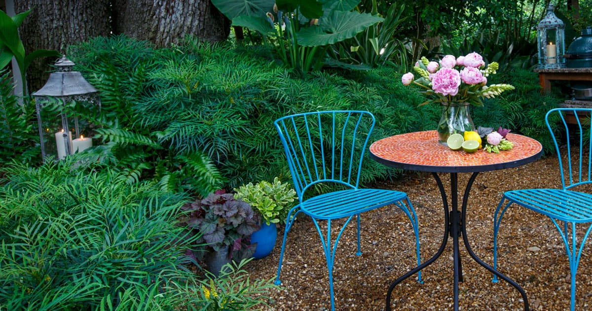 明亮的蓝色天井椅子和马赛克表牡丹花卉摆设坐在花园软抚摸十大功劳爱游戏在线登入