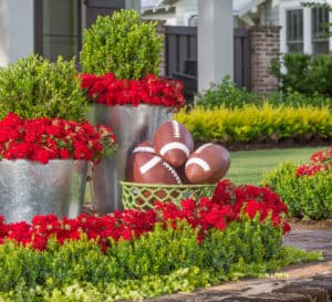 3个不同大小的镀锌花盆，在一个抬高的砖墙花园床容器黄杨木和红色马鞭草和足球爱游戏在线登入