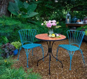 2把蓝色金属卷轴椅和配套的桌子在一个柔软的爱抚Mahonia花园爱游戏在线登入