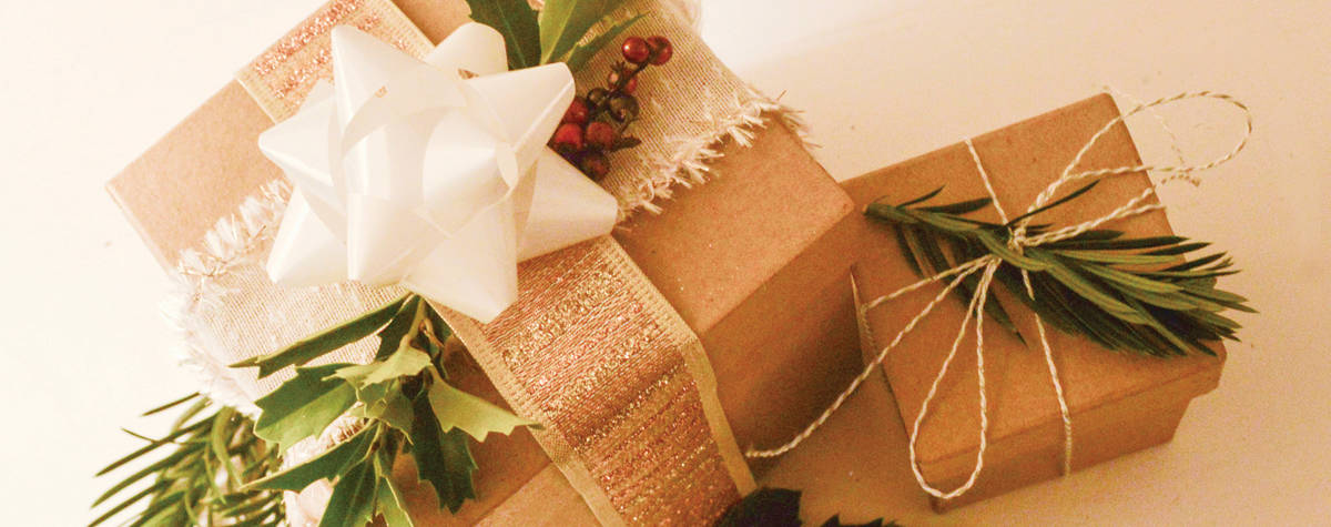 浅棕色盒子，金色丝带，白色蝴蝶结