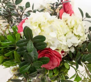 漂亮的白色,粉红色和绿色包括绣球花和山茶花