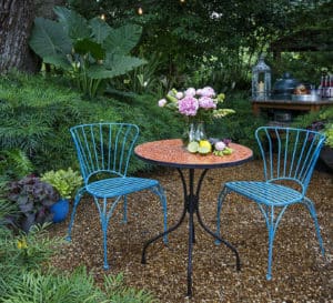 2个蓝色的金属卷轴椅与配套的桌子在一个花园的软爱抚Mahonia爱游戏在线登入