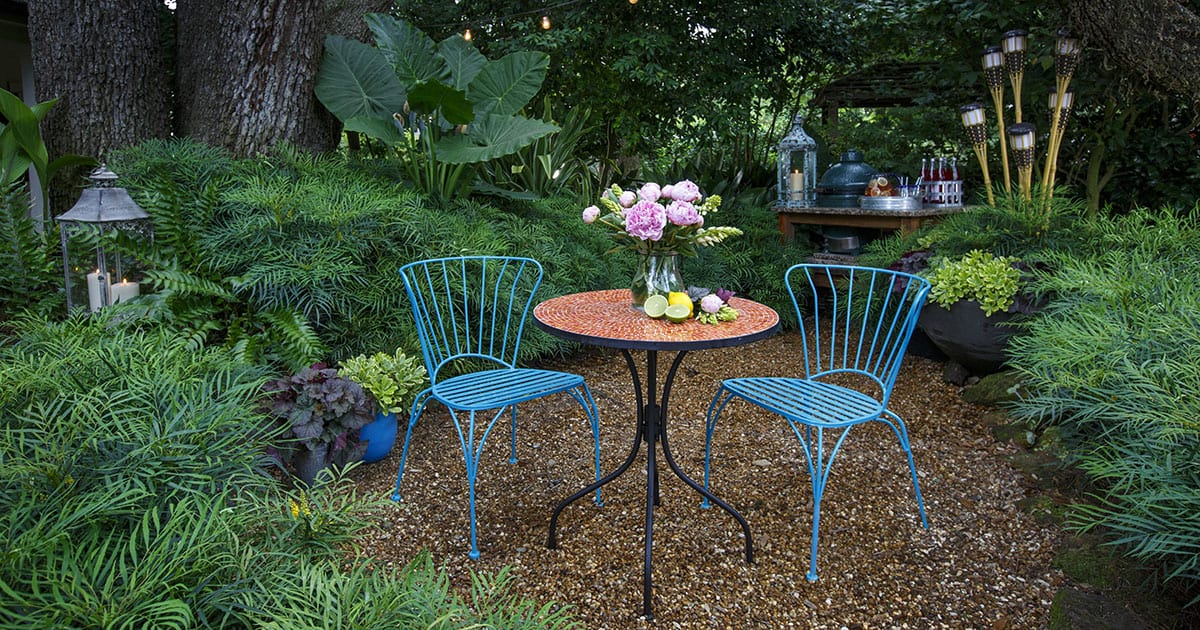 2把蓝色金属卷轴椅和配套的桌子在一个柔软的爱抚Mahonia花园爱游戏在线登入