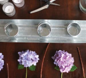 木桌，配有银桌，银烛台和剪下来的亲爱的德洛丽丝绣球花