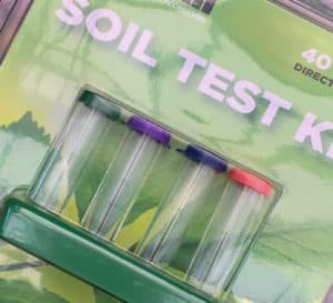 商店购买的土壤测试包装与4塑料管不同颜色的盖子