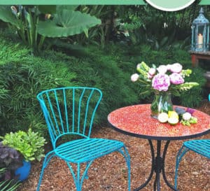 明亮的蓝色天井椅子和马赛克表牡丹花卉摆设坐在花园软抚摸十大功劳爱游戏在线登入